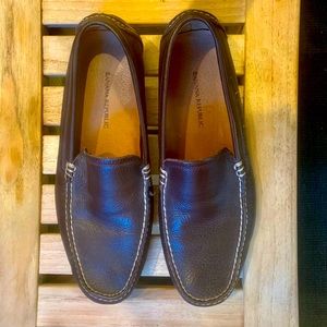 SOLD…..Banana Republic Men’s leather driving shoes, size 9. In good condition.